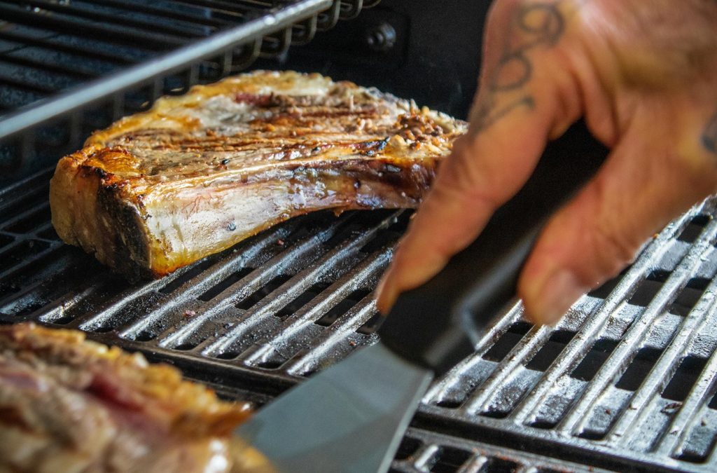 Är det bättre att olja in köttet än gallret? Grillmyten många fortfarande tror på